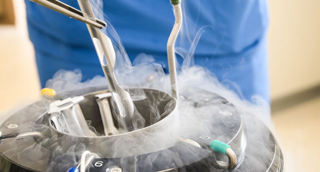 香港代母公司：让母爱的光芒照进人生的黑夜